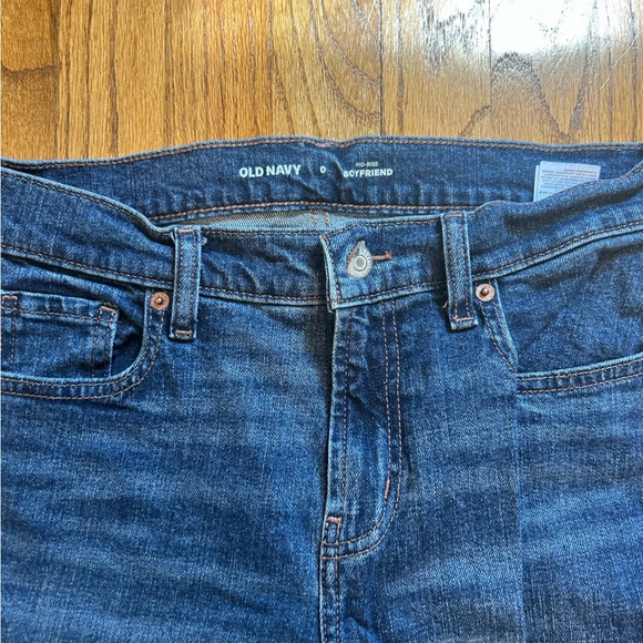 Old Navy Mid Rise Boyfriend Jeans with Frayed End - Picture 4 of 6